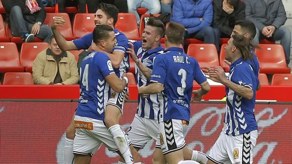 Los jugadores del Alavés celebran el 0-1. 