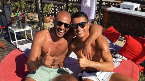 El luchador marroquí Badr Hari, junto a Cristiano Ronaldo. 
