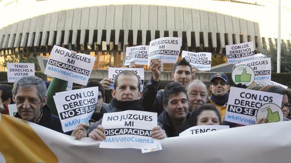 Manifestación ante el Constitucional para reclamar el derecho de sufragio de los discapacitados intelectuales.