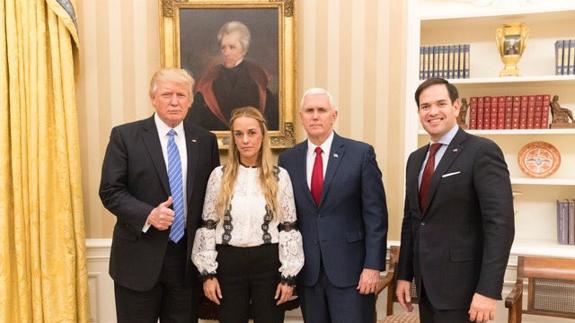 Lilian Tintori posa junto a Donald Trump, Mike Pence y Marco Rubio.
