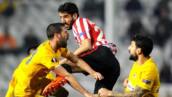 Raúl García pelea por un balón. Ignacio Pérez