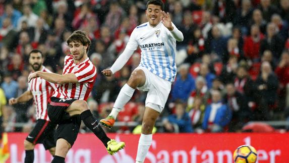 Yeray dispara ante el Málaga. 