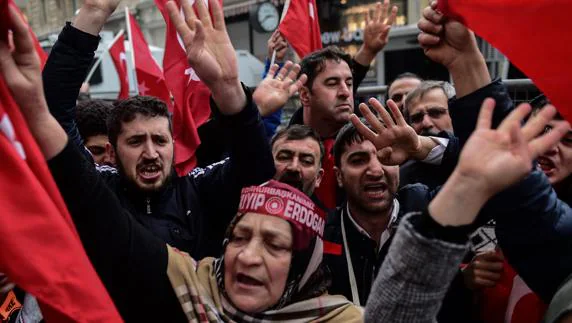Protestas en el consulado holandés de Estambul.