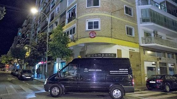 El furgón de la funeraria, en calle Alemania, donde residía la mujer.