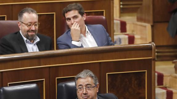 Albert Rivera y Juan Carlos Girauta dialogan tras Juan Ignacio Zoido.