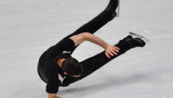 Javier Fernández, durante su caída en el Mundial de Helsinki. 