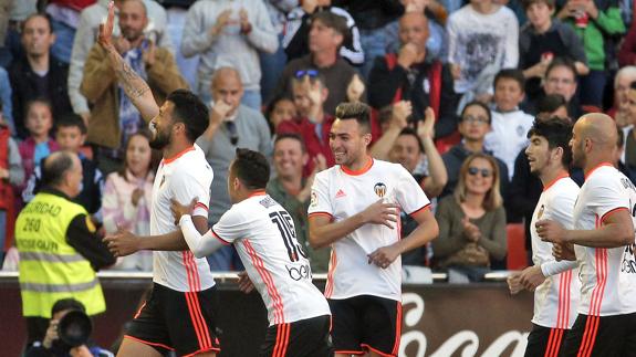 Garay celebra su gol. 