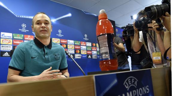 Iniesta, antes de atender a los medios de comunicación. 