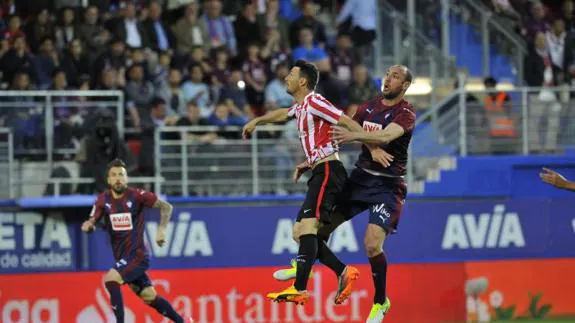 Imagen del duelo entre el Eibar y el Athletic en Ipurua. 