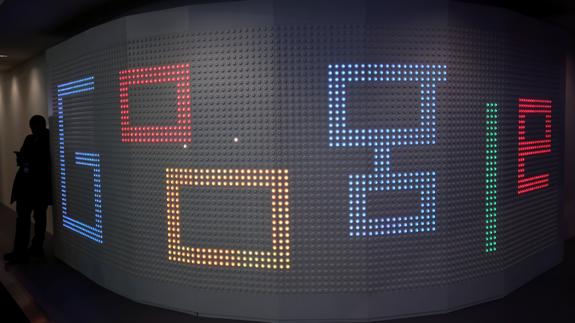 Logo de Google en un panel iluminado.