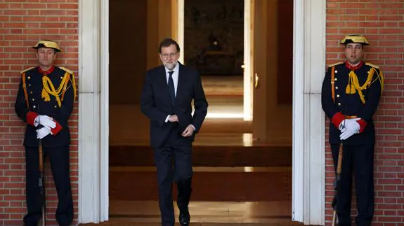 Mariano Rajoy sale del Palacio de la Moncloa.