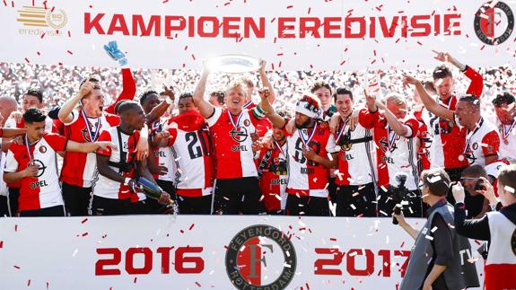 Los jugadores del Feyenoord celebran el título. 