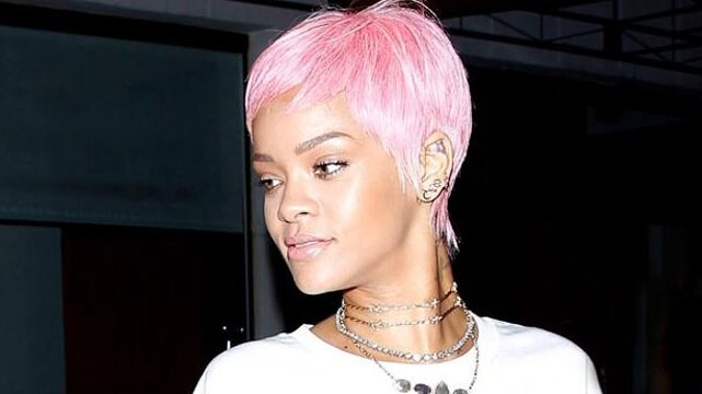 Rihanna, con pelo rosa.