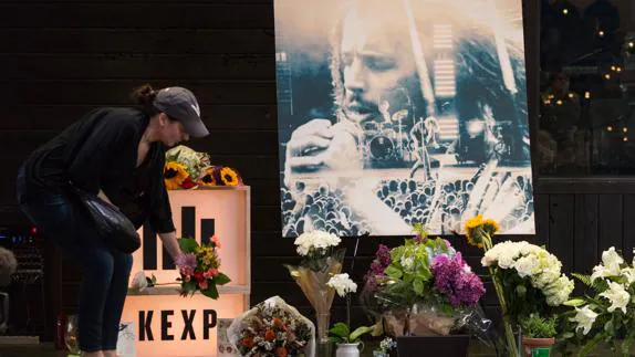 Una mujer deja flores en el memorial de Chris Cornell.