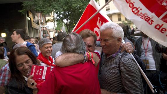 Simpatizantes de Pedro Sánchez celebran su victoria.