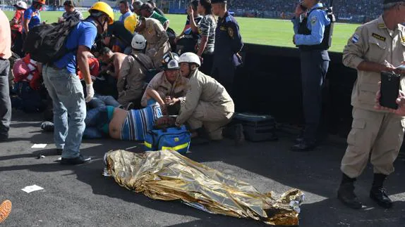 Uno de los fallecidos, junto al césped del Estadio Nacional de Tegucigalpa. 