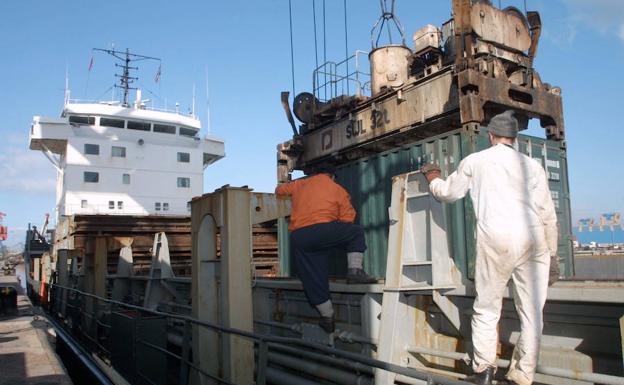 Los estibadores amplían la huelga en junio con cinco jornadas más