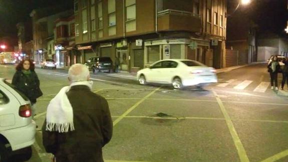 Herido un joven en una colisión entre dos turismos en Trobajo del Camino