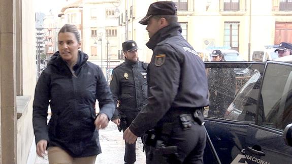 Miriam Caballero, a su llegada a la Audiencia Provincial.