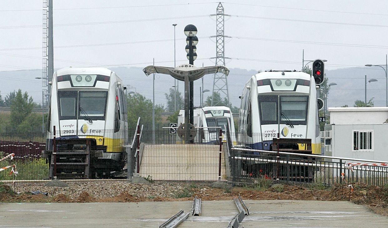 Trenes de Feve en el andén de la Universidad.