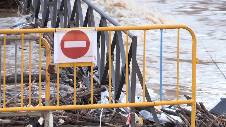 La crecida del caudal obliga al Ayuntamiento a cerrar las pasarelas del Bernesga. 