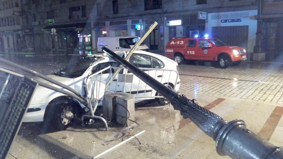 Un coche empotrado contra una farola en Ordoño.