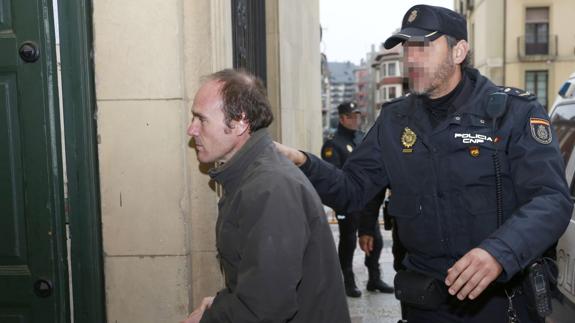 Miguel Ángel Muñoz entrando en la Audiencia Provincial de León.