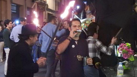 Personas bebiendo alcohol durante los actos de este año.