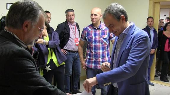 Rodríguez Zapatero ejerce su derecho a voto en las primarias del PSOE. 