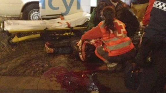 Un sanitario de Cruz Roja atiende al joven herido que horas después falleció. 