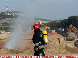 Un bombero inspecciona la zona donde se produjo la fuga. Foto: R. GÓMEZ