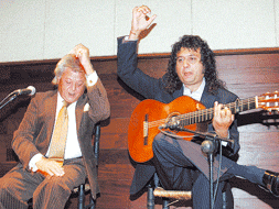 El cantaor Pansequiton y el guitarrista Diego Amaya, anoche en el recital. /LUIS CALLEJA