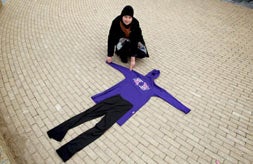 Una joven muestra su " burkini " (burka-bikini) en el exterior de la piscina "Hanzebad" en Zwolle, Holanda, el pasado 23 de febrero. Ayer, 26 de febrero, las autoridades de esta localidad concluyeron que esta piscina tenía que admitir la entrada de mujeres vestidas de esta guisa, pero hoy los responsables de las instalaciones han insistido en que se reservan el derecho de admisión y que no permitirá que en sus piscinas se utilicen " burkini ", porque eso supondría que muchos de sus clientes con traje de baño "al uso" dejarían de acudir. EFE