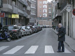 Un peatón cruza un paso de cebra en Núñez de Arce. / CRISTIAN SANZ