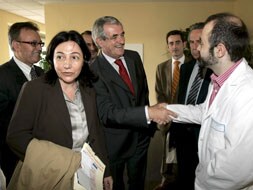 Francisco Javier Álvarez Guisasola (centro), durante la inauguración del Hospital de Día para trastornos de la conducta alimentaria del Complejo Asistencial de Salamanca. / J. M. GARCÍA