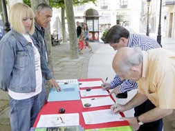 Familiares y amigos del policia asesinado recogen firmas para que sea revisada la sentecia contra el grapo Marcos Martin Ponce. / Julian Garcia