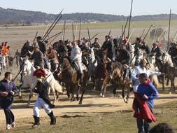 Uno de los momentos del encierro a caballo celebrado hoy en Ciudad Rodrigo (Salamanca), con motivo del Carnaval del Toro, donde, según la organización, han participado alrededor de 200 jinetes. / CARLOS GARCÍA - EFE
