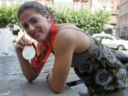 Laura López Valle, nadadora del Fabio Nelli, posa con su medalla de plata. Foto de archivo: Henar Sastre.
