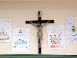Crucifijo en un aula del colegio público San Juan Bautista, de Rodilana./ Fran Jiménez