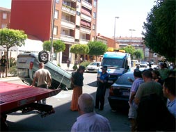 Un conductor choca contra tres vehículos estacionados en la avenida Maragatos al sufrir un mareo