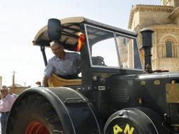 Uno de los tractores participantes, junto a la iglesia de San Martín de Frómista. Fuente: Merche de la Fuente