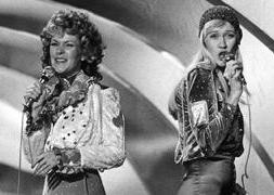 Las suecas Anni-Frid Lyngstad y Agnetha Faeltskog, las dos cantantes de ABBA, interpretan 'Waterloo' en el Festival de Eurovisión de 1974. AP