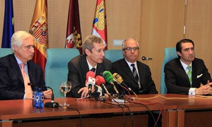 El director general de Modernización de la Administración de Justicia, José de la Mata Amaya, presenta el proceso de despliegue de la Oficina Judicial, acompañado por el presidente del TSJCyL, José Luis Concepción, y del Juez Decano de León, Juan Carlos Suárez-Quiñones. / PEIO GARCÍA-ICAL