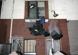 Los bomberos sofocan un incendio en una vivienda de la calle Gregorio Hernández de León