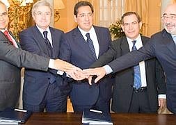Los presidentes de las cinco cajas implicadas, momentos antes de firmar el protocolo. Fuente: EFE