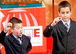 Los niños del Colegio de San Ildefonso Iván Quintero (i) y Andreas López muestran el número 79.250, que ha sido agraciado con el premio gordo de Navidad, dotado con tres millones de euros por serie, en el sorteo extraordinario de lotería de Navidad celebrado hoy. EFE/Juan M. Espinosa