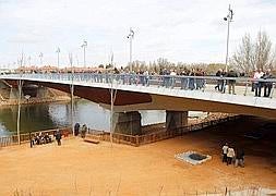 Inauguración del nuevo puente de Santa Teresa, que une el barrio de La Rondilla con la zona de El Cabildo de Valladolid. / Antonio Quintero.