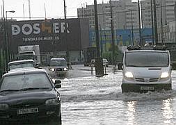 Balsas de agua en la calle Vázquez de Menchaca, en el polígono de Argales de Valladolid. / Foto: RAMÓN GÓMEZ | Vídeo: RODRIGO UCERO.