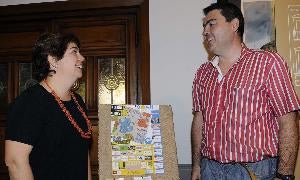 Mercedes Grande y Rafael Egido, de Asidos, presentan el desfile del viernes. / J. SEGOVIA