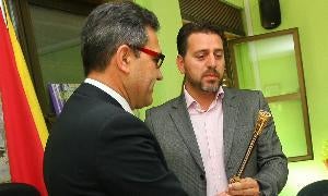 El exalcalde del PSOE de Cacabelos, José Manuel Sánchez, entrega el bastón de mando al nuevo alcalde del PP, Adolfo Canedo. / César Sánchez-Ical